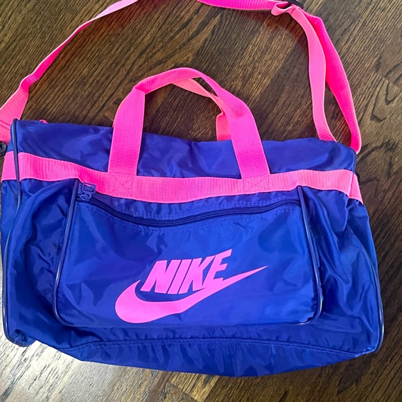 Vintage Nike Duffle Bag in a rich purple/navy with neon pink strap - Picture 1 of 9